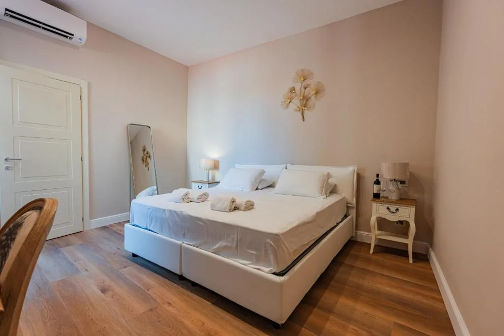 Camera Matrimoniale/Doppia con Letti Singoli con Bagno in Comune — Florence Dome Rooms