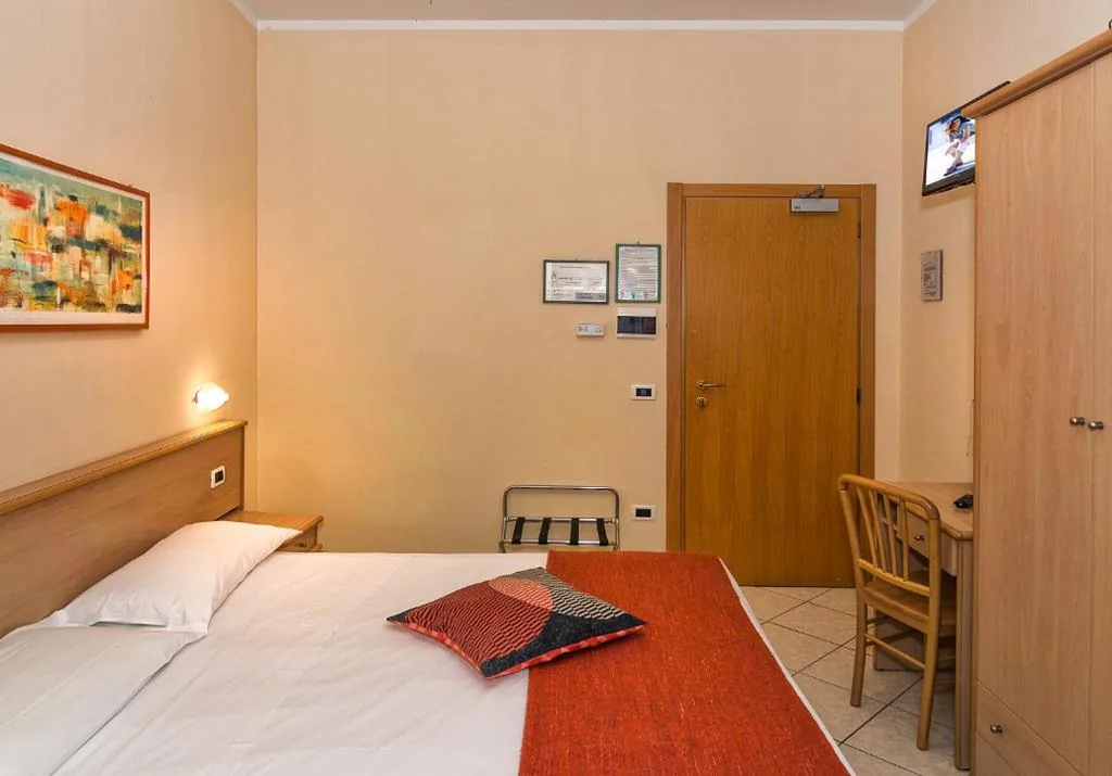 Double or Twin Room with Shared Bathroom — Hotel Astor