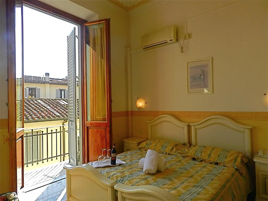 Camera Matrimoniale/Doppia con Letti Singoli con Balcone — Hotel Desirèe