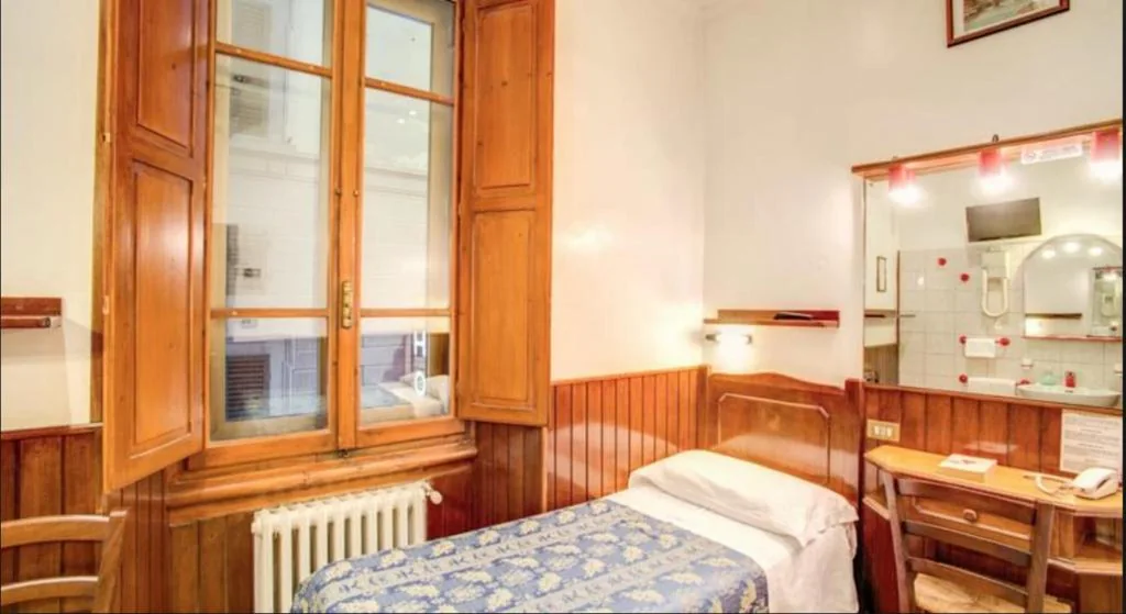 Camera Matrimoniale/Doppia con Letti Singoli con Bagno in Comune — Hotel Lorena