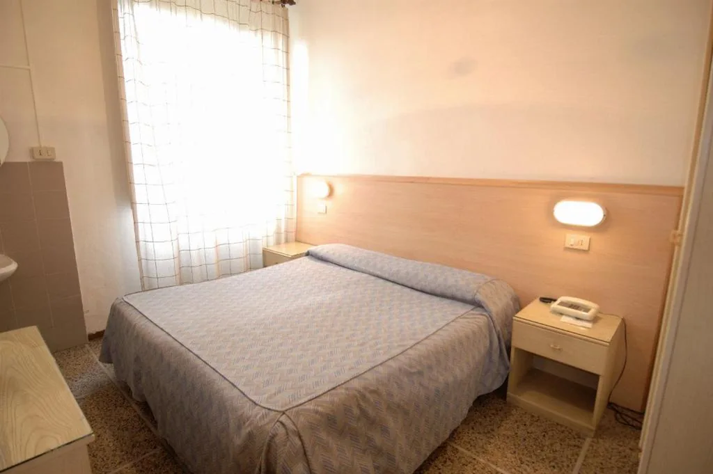 Double or Twin Room with Shared Bathroom — Hotel Moderno