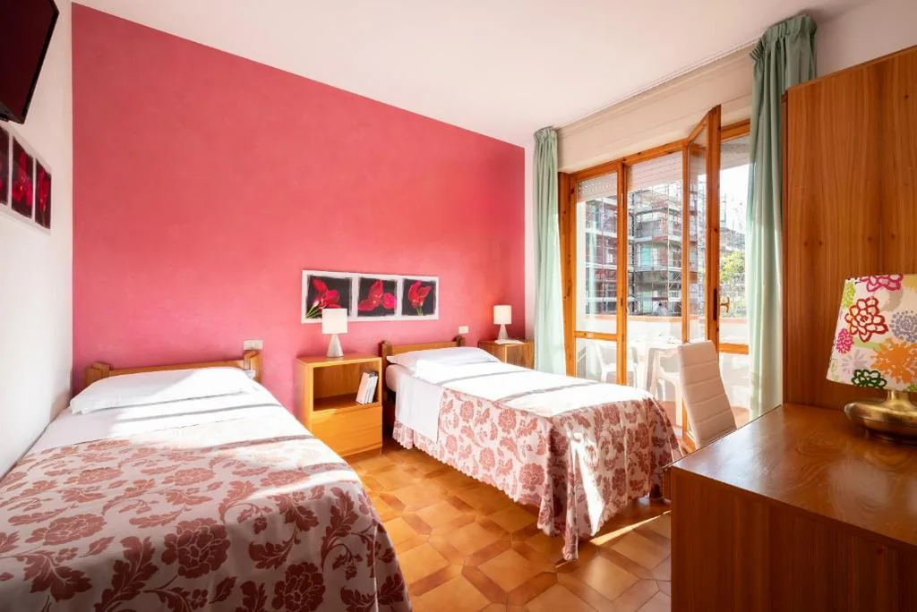 Camera Matrimoniale/Doppia con Letti Singoli con Balcone — Hotel Parco dei Pini – 100mt dal Mare