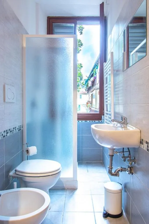Camera Matrimoniale/Doppia con Letti Singoli con Bagno in Comune — Paraiso
