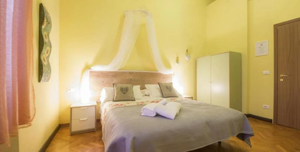 Camera Matrimoniale/Doppia con Letti Singoli con Bagno Privato Esterno — Ridolfi Guest House