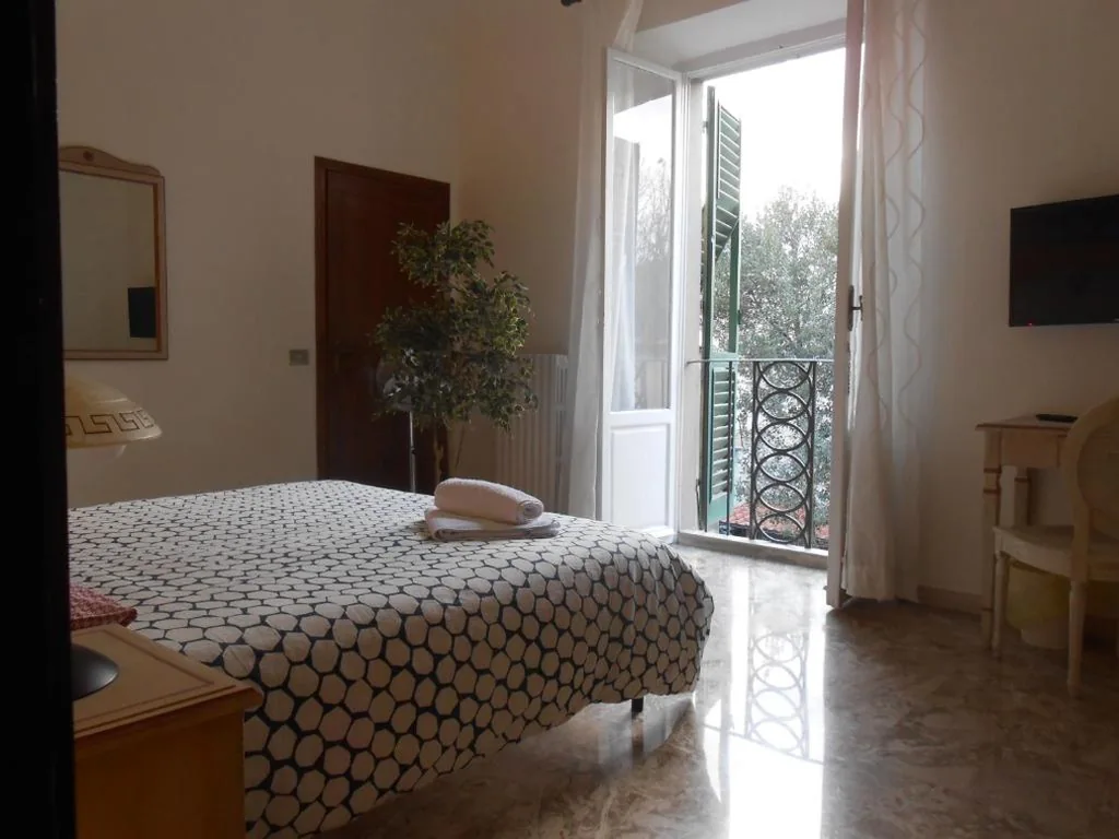 Camera Matrimoniale/Doppia con Letti Singoli con Bagno in Comune — Scala Apartment