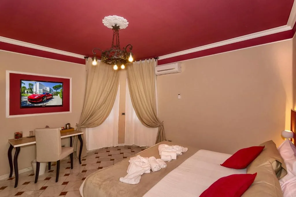 Camera Matrimoniale/Doppia con Letti Singoli con Bagno Privato Esterno — Villa Martina Classic & Luxury Room