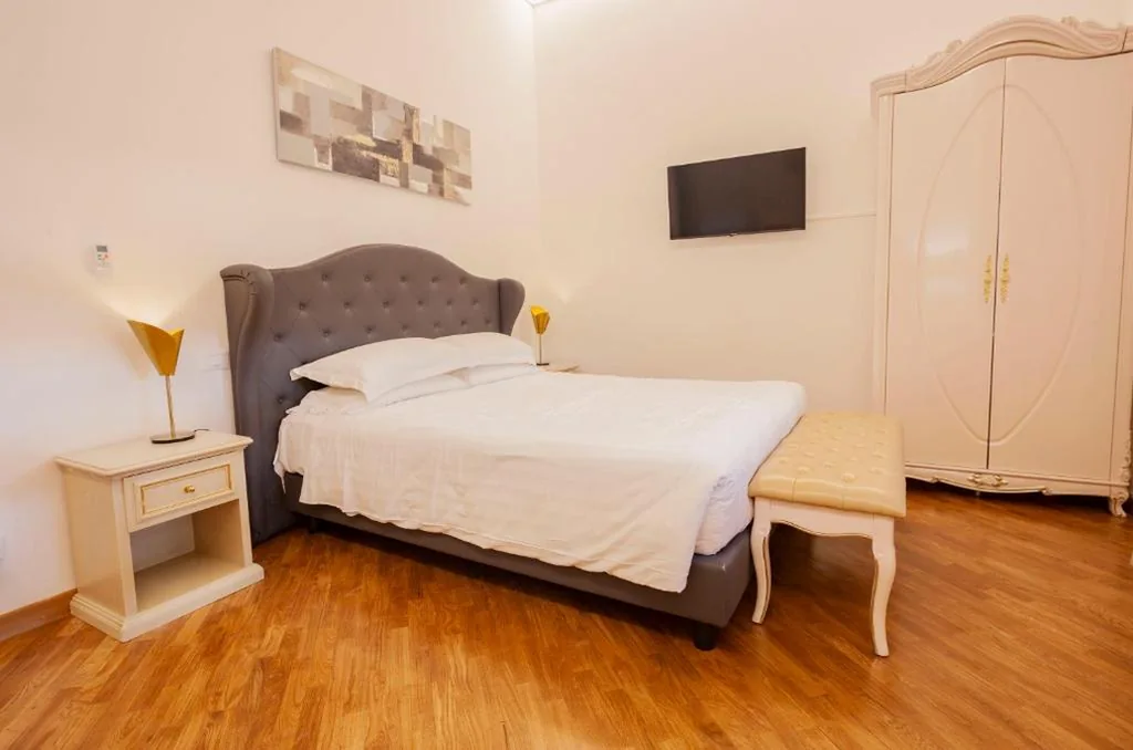 Camera Matrimoniale/Doppia con Letti Singoli con Bagno Privato Esterno — Villa Royal B&B