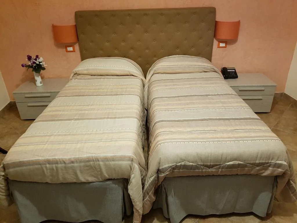 Camera Matrimoniale/Doppia con Letti Singoli con Doccia — Locanda dei Fiori