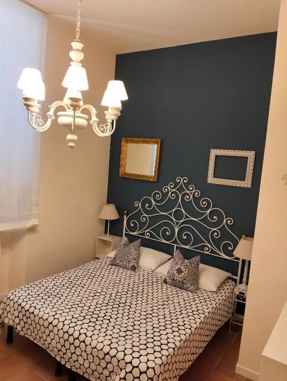 Camera Matrimoniale/Doppia con Letti Singoli con Letto Supplementare — Dogana d’Acqua Rooms & Art