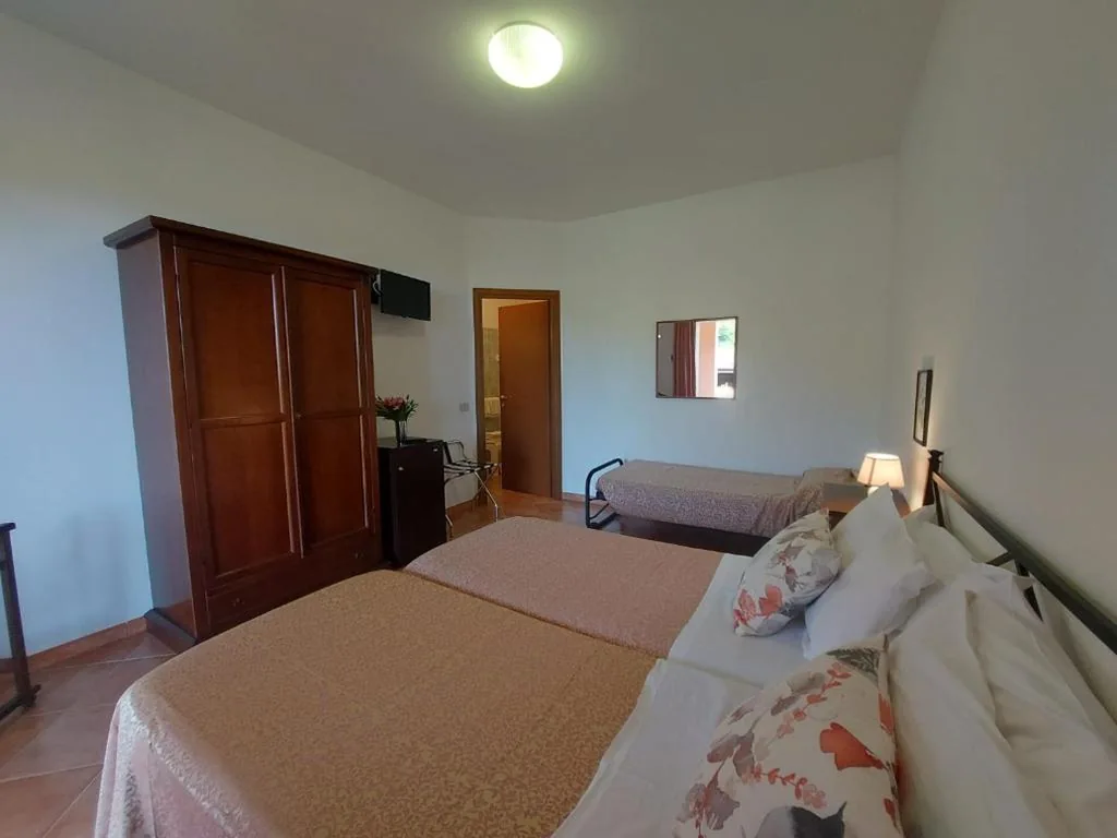 Camera Matrimoniale/Doppia con Letti Singoli con Letto Supplementare — Hotel La Feluca