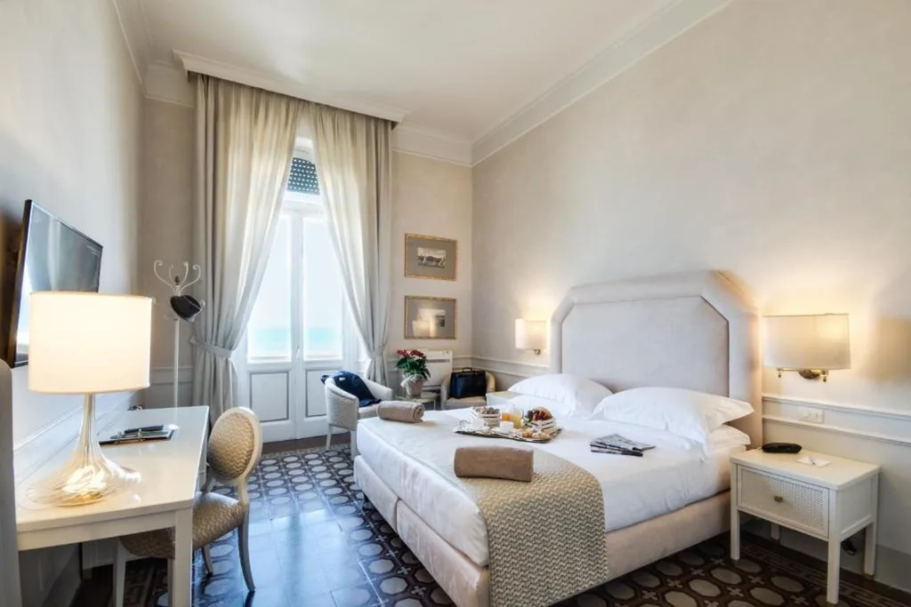 Camera Matrimoniale/Doppia con Letti Singoli con Vista Mare Parziale — Grand Hotel Royal