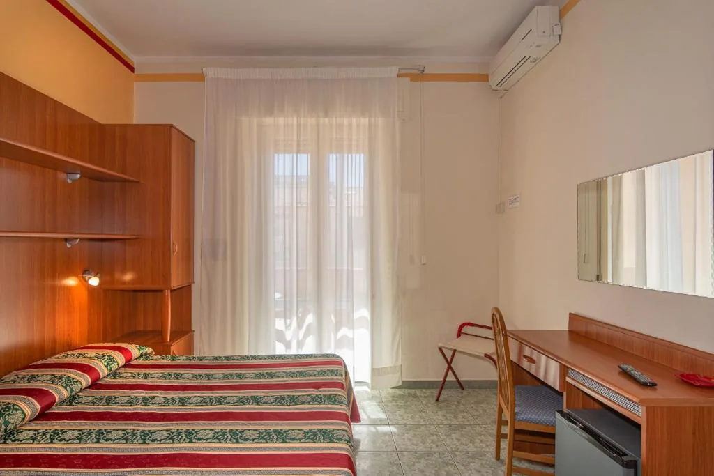 Camera Matrimoniale/Doppia con Letti Singoli con Vista Mare Parziale — Hotel Dolly