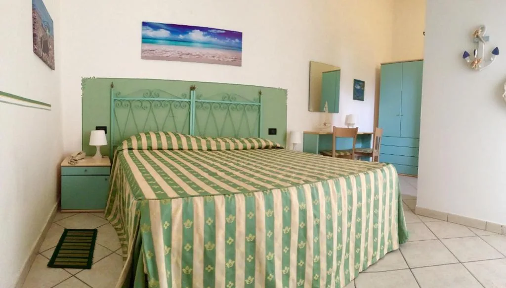 Camera Matrimoniale/Doppia con Letti Singoli con Vista Mare Parziale - Piano Terra — Lungomare Hotel