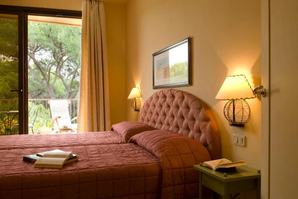 Double or Twin Room with Pine Forest View — Roccamare Resort – Hotel Casa di Ponente