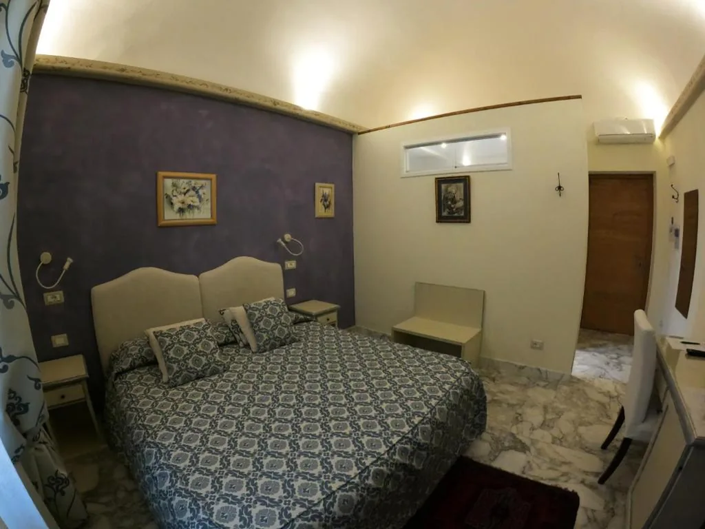 Double or Twin Room — Five Roses Bed & Breakfast
