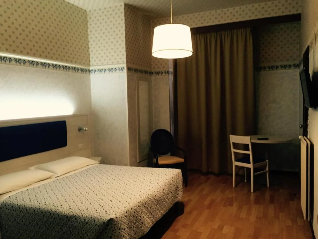 Camera Matrimoniale/Doppia con Letti Singoli — Hotel Biondi
