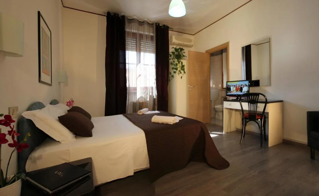 Double or Twin Room — Hotel Capitol
