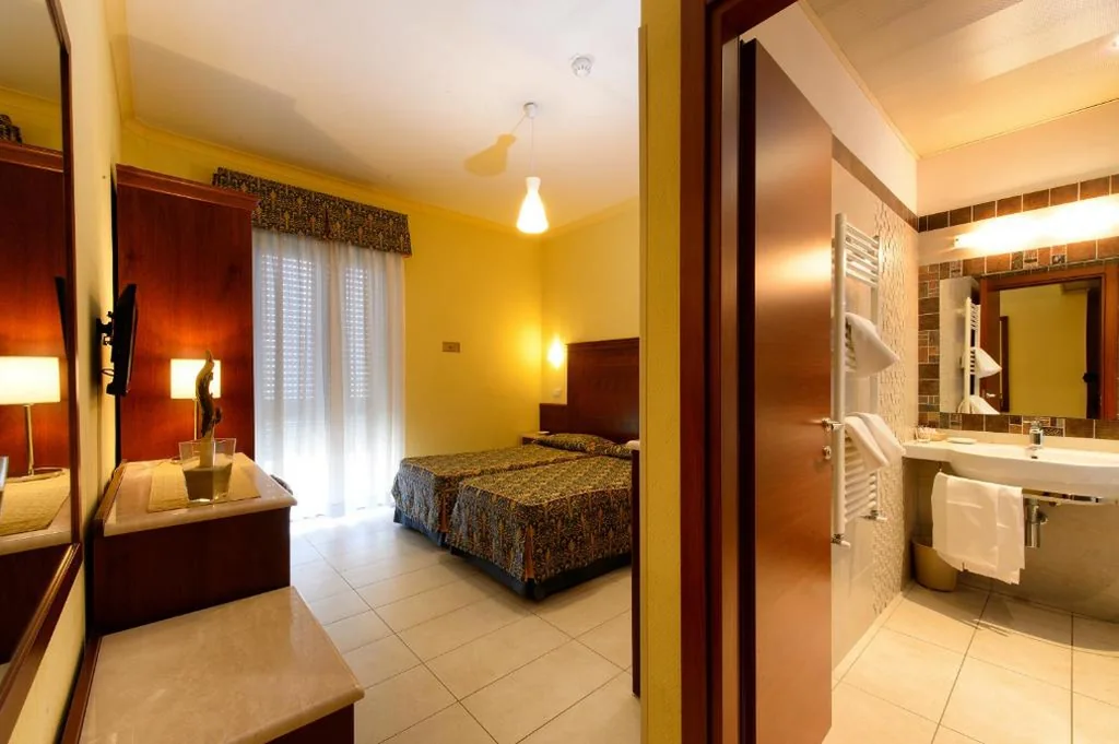 Camera Matrimoniale/Doppia con Letti Singoli — Hotel Capri & Residence