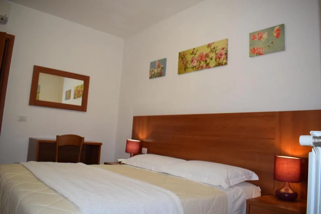 Camera Matrimoniale/Doppia con Letti Singoli — Hotel Dalmazia