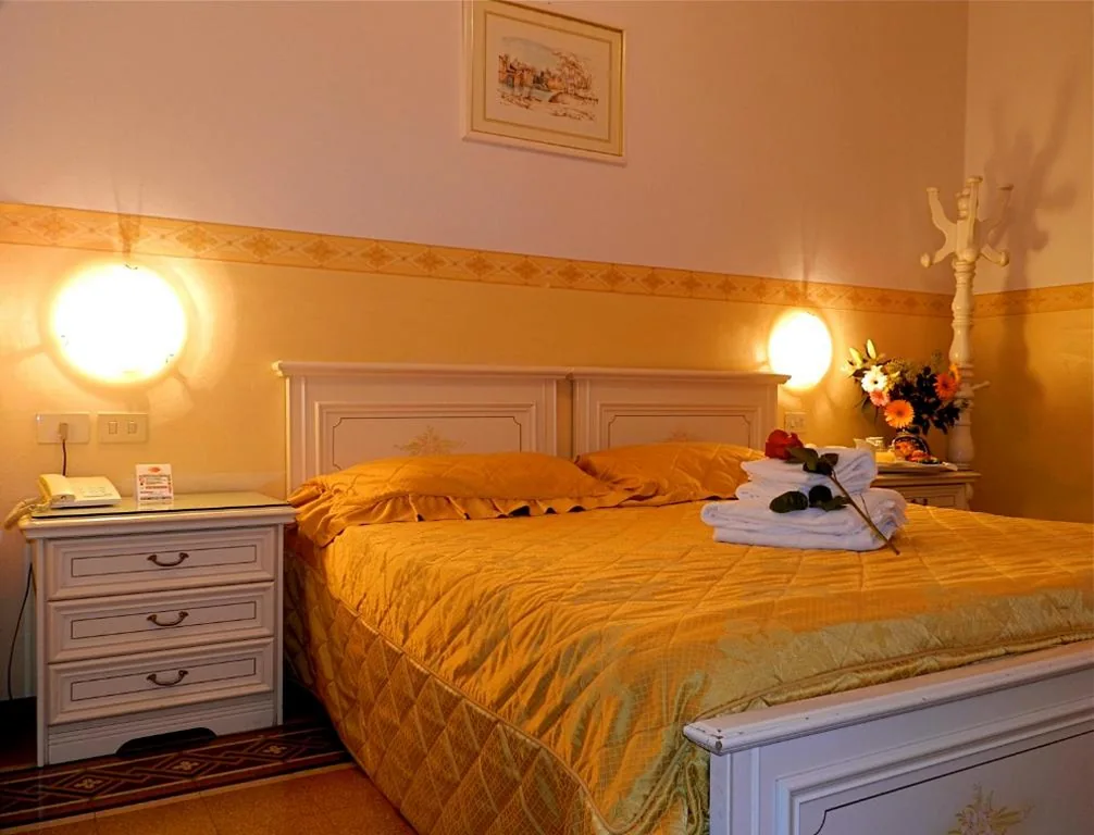 Camera Matrimoniale/Doppia con Letti Singoli — Hotel Desirèe