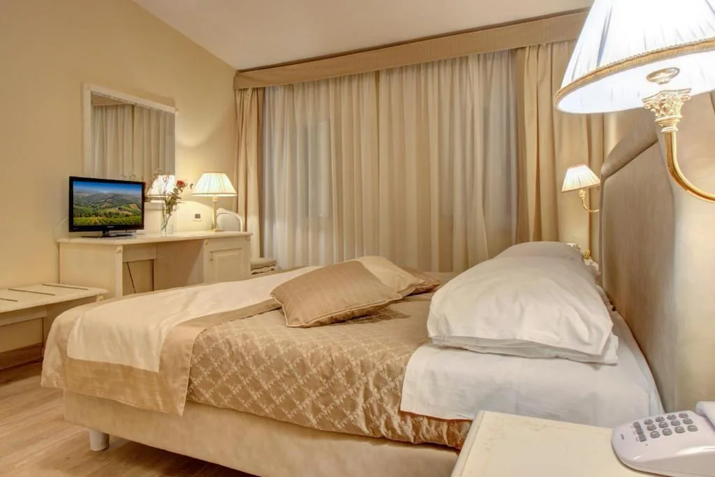 Camera Matrimoniale/Doppia con Letti Singoli — Hotel La Locanda