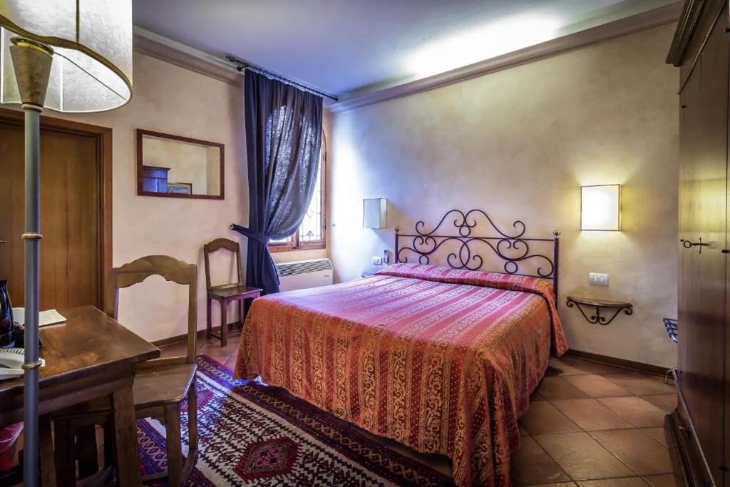 Camera Matrimoniale/Doppia con Letti Singoli — Hotel Mario’s