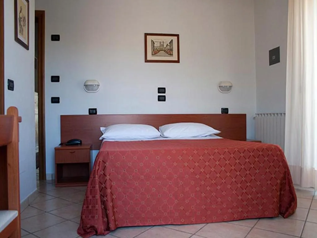 Camera Matrimoniale/Doppia con Letti Singoli — Hotel Monica