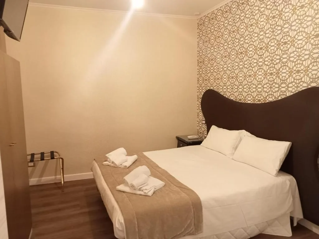 Double or Twin Room — Hotel Montreal