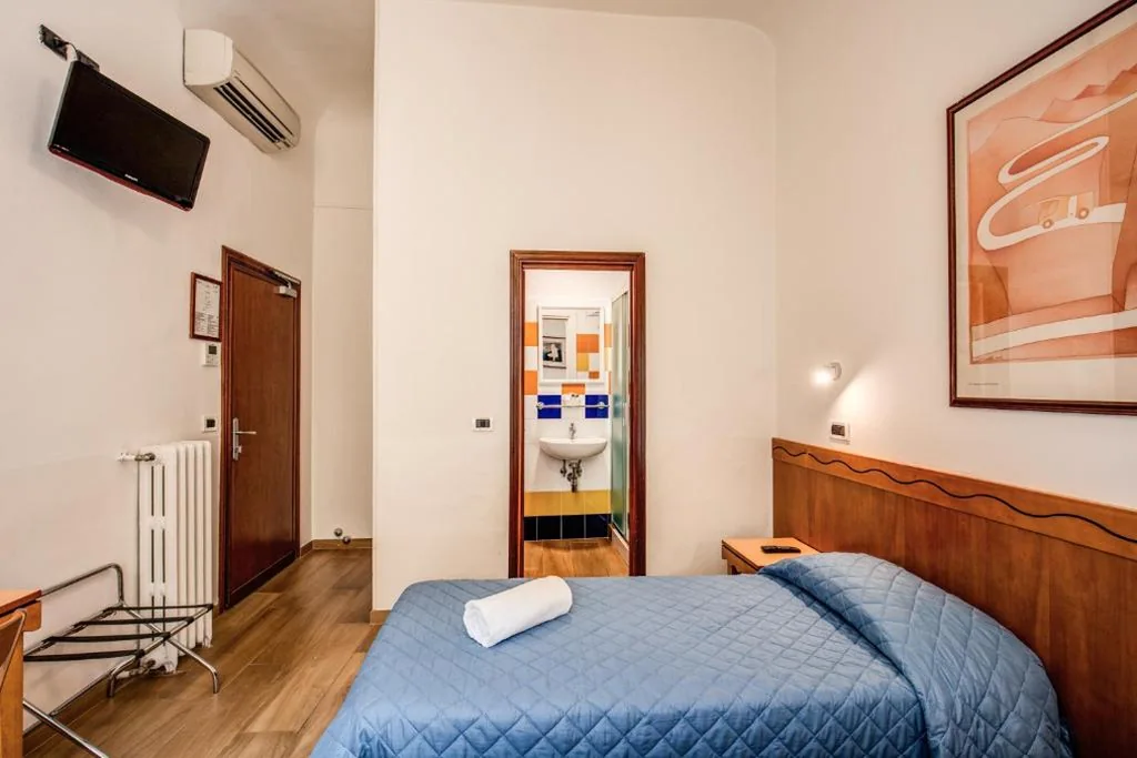 Camera Matrimoniale/Doppia con Letti Singoli — Hotel Nuova Italia