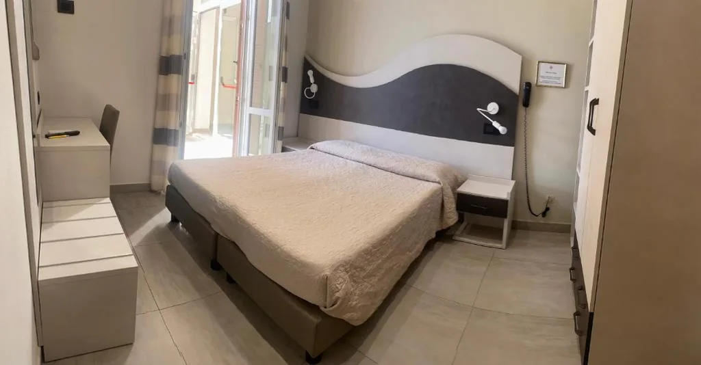 Camera Matrimoniale/Doppia con Letti Singoli — Hotel Roma