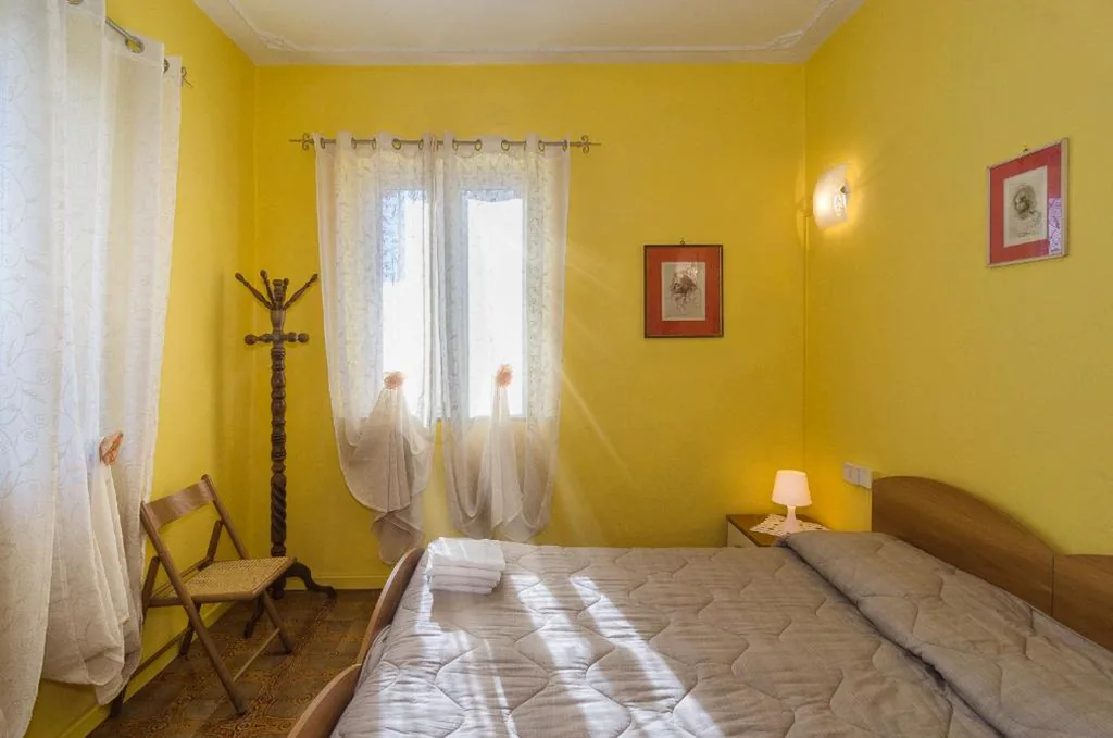 Camera Matrimoniale Economy con Bagno in Comune — Il Ponte Affittacamere