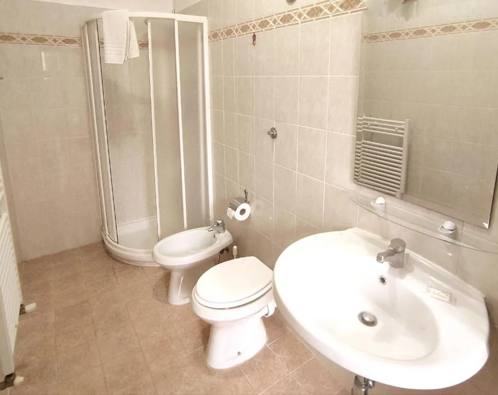 Camera Matrimoniale Economy con Bagno Privato Esterno — Soggiorno Arcobaleno