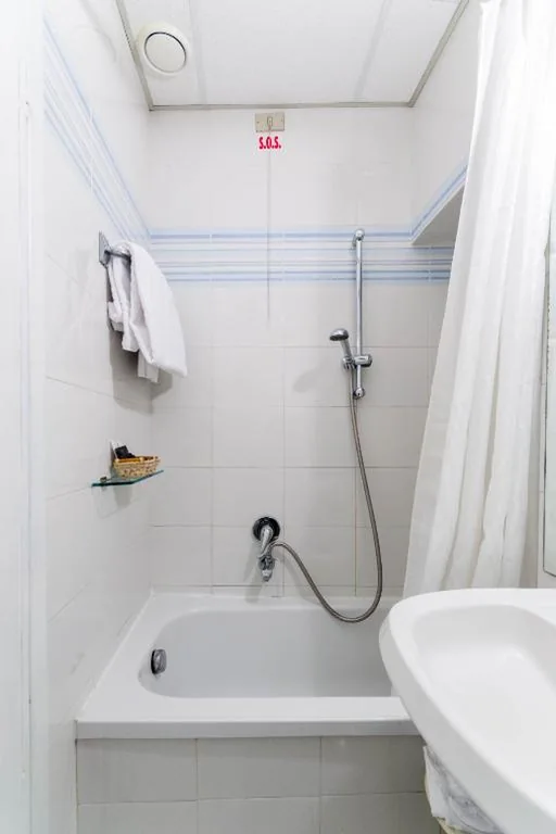 Economy Double Room — Hotel Rex