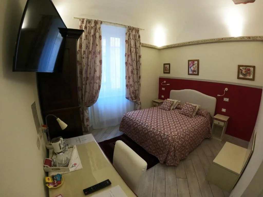 Double Room — Five Roses Bed & Breakfast