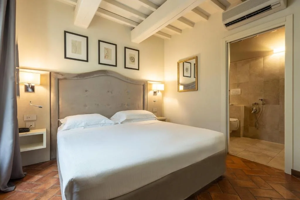 Double Room — Hotel Embassy