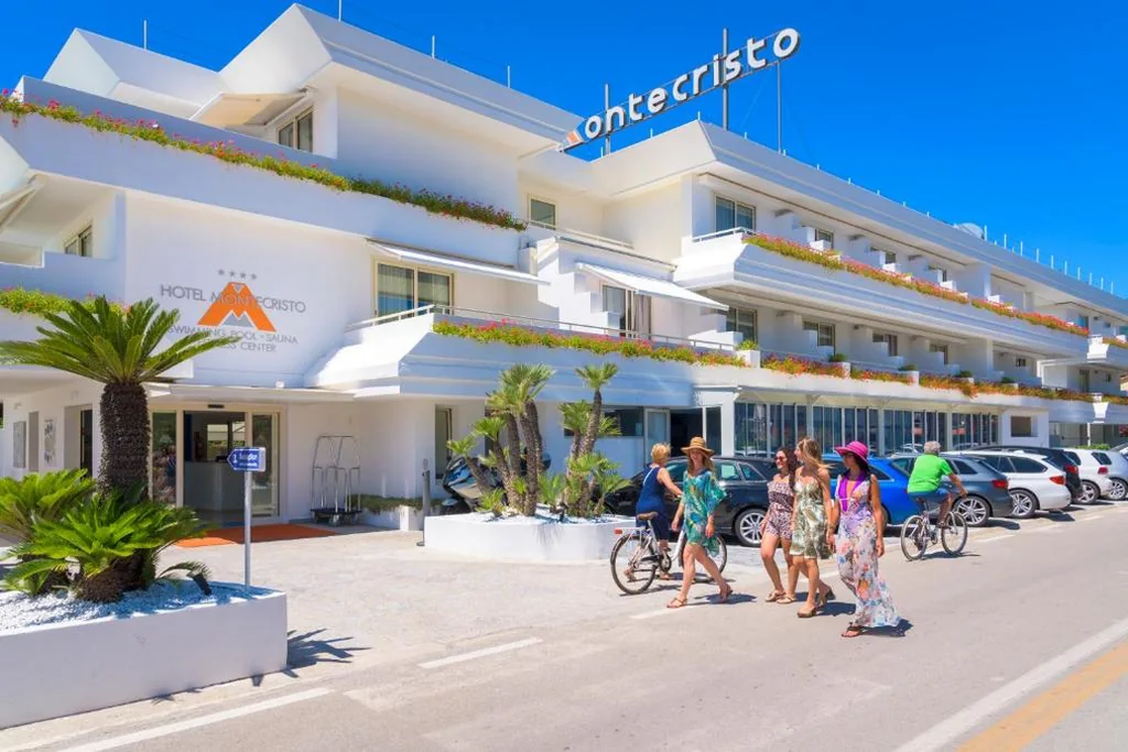 Double or Twin Room with Partial Sea View and Balcony — Hotel Montecristo