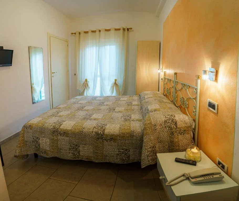 Small Double Room — Albergo La Lampara