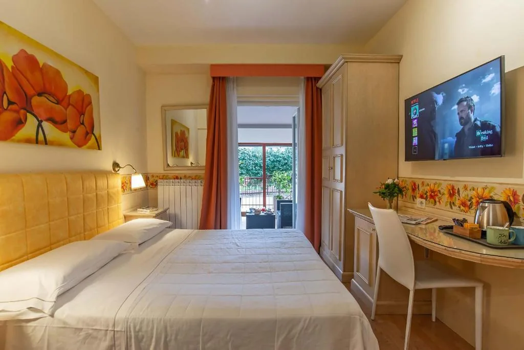 Small Double Room with Balcony — Hotel Jane