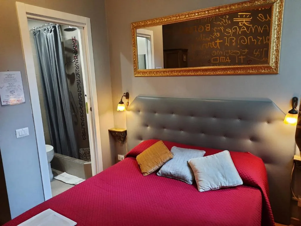 Small Double Room with Garden View - Ground Floor — La Colonna Historic Centre