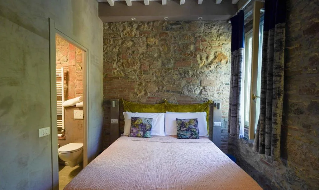 Camera Matrimoniale Piccola — Inside the Wall