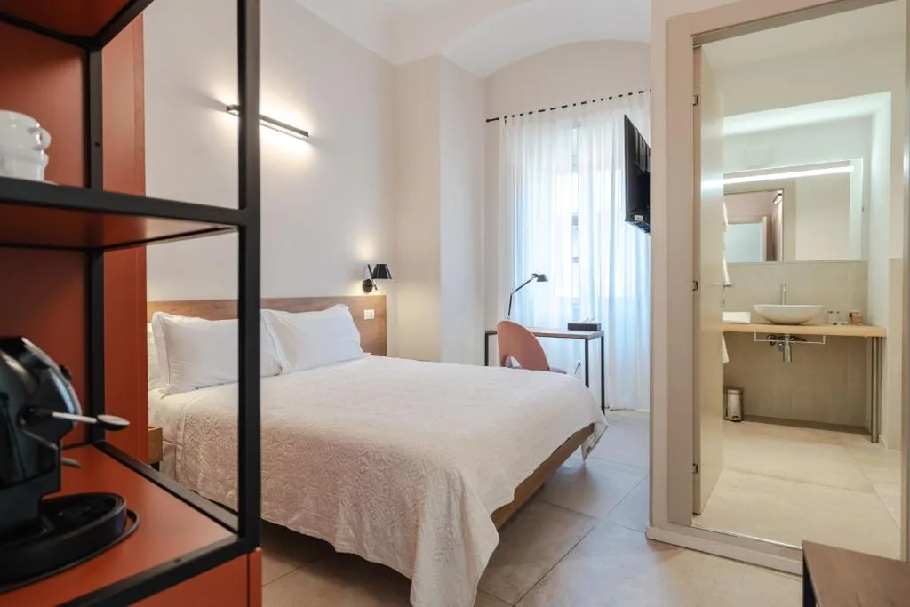 Camera Matrimoniale Standard — AmiRooms Affittacamere
