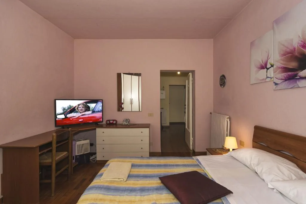 Camera Matrimoniale Standard con Bagno in Comune — Holiday House Ospedale 2