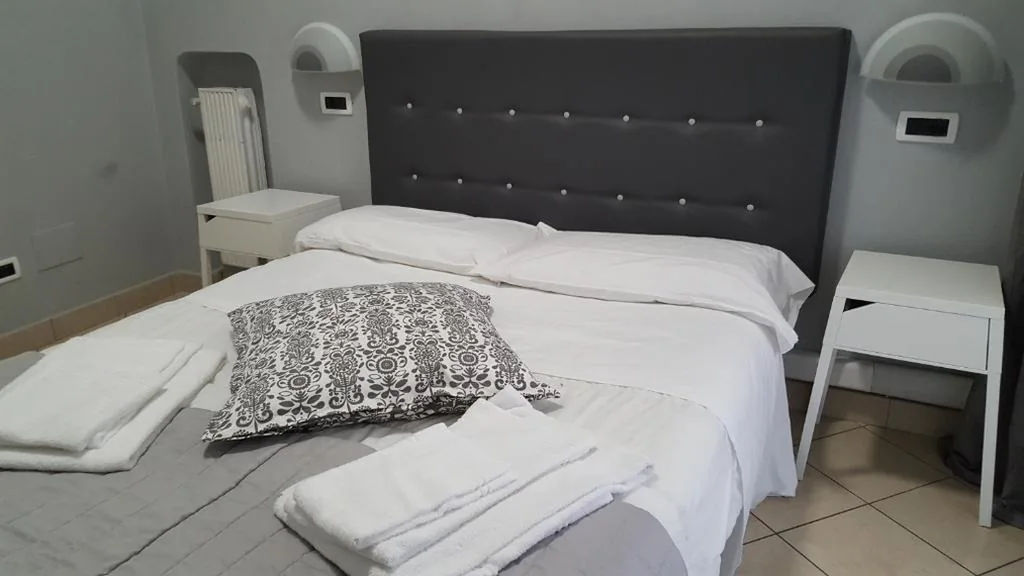 Standard Double Room with Shared Bathroom — Hotel Milano