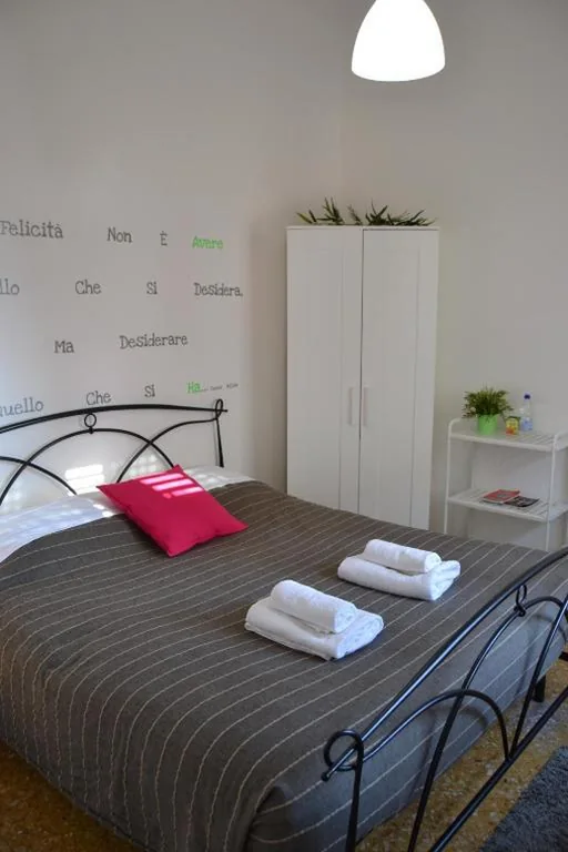 Camera Matrimoniale Standard con Bagno in Comune — Night & Day