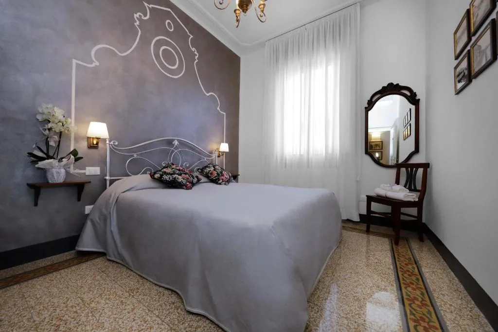 Camera Matrimoniale Standard con Bagno in Comune — Residenza Cecchi B&B