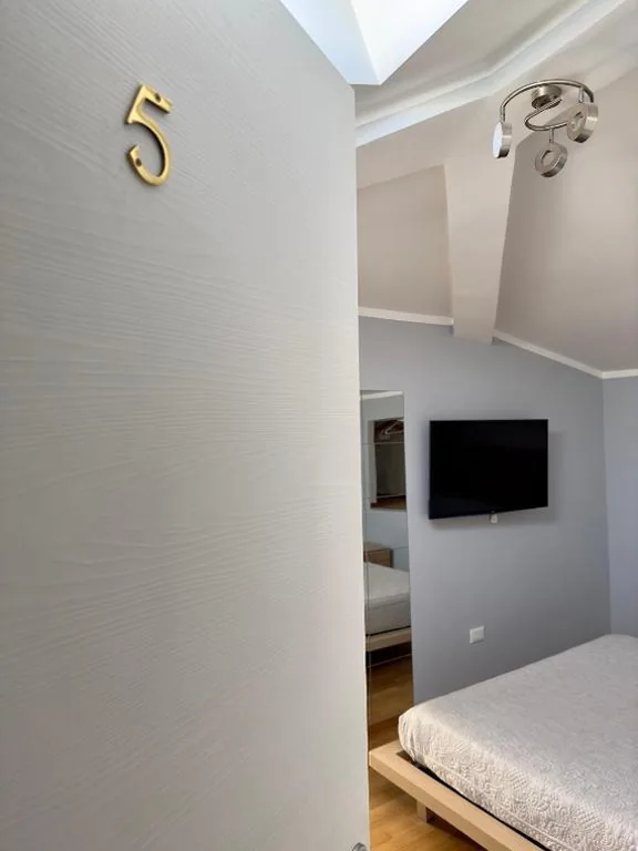 Camera Matrimoniale Standard con Bagno in Comune — Sweet Home Desiree