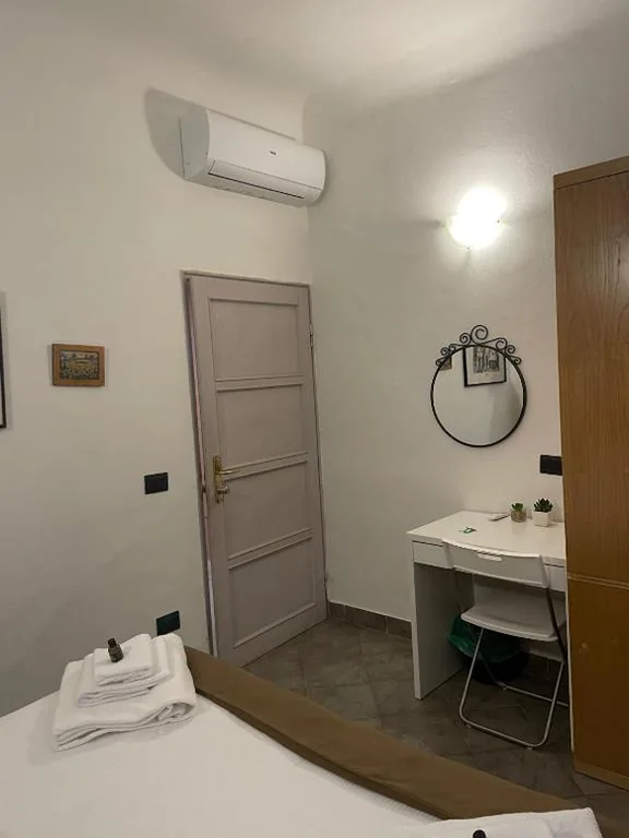 Standard Double Room — Homelink Firenze – The Key