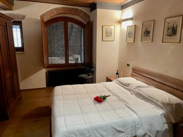 Camera Matrimoniale Standard — Osteria Del Borgo B&B