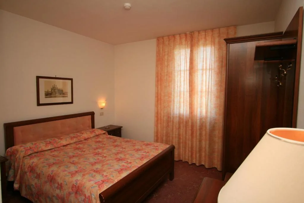 Standard Double Room — Villa Nencini