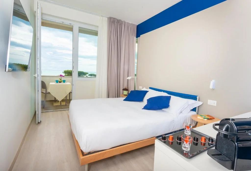 Superior Double Room with Balcony and Sea View — Amarina Hotel